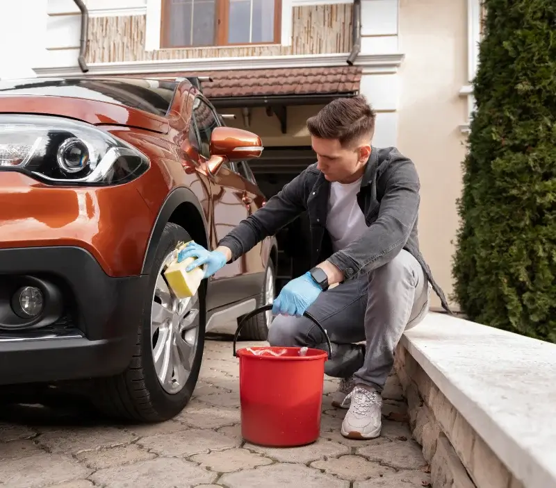 Lavage auto à domicile Montfort : professionnel intervenant sur un véhicule